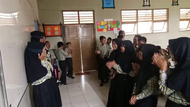 SOLEH SPd. : “SISWA DILARANG BAHWA HP DAN MOTOR KE SEKOLAH.”