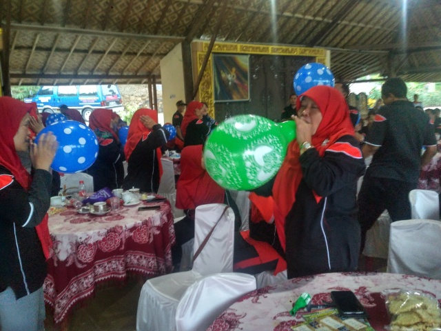 GURU SMK NEGERI NUSAWUNGU, DIUJI NYALI TIUP BALON HINGGA 