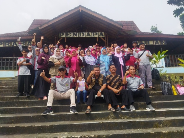 Toyibin SPd. MPd foto bersama di depan Pendapat Praba Wulan. (Sh) 