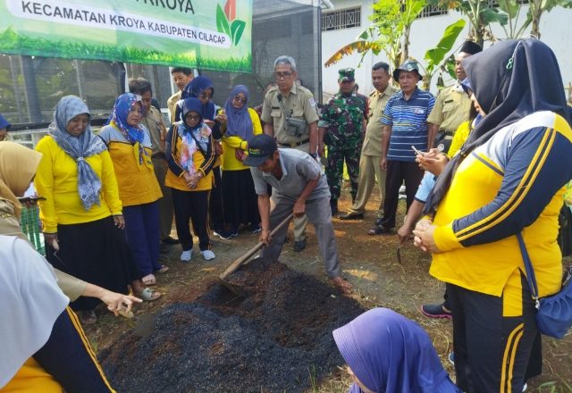 SUKSESKAN PROGRAM KETAHANAN PANGAN, DESA KROYA ADAKAN PELATIHAN PEMBUATAN MEDIA TANAMAN.