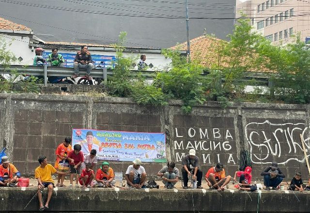 MANCING MANIA SEPTIA ZUL PUTRA, BERSAMA WARGA PEGANGSAAN MENTENG.