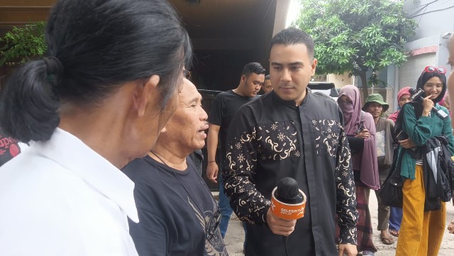 “BANG NOFEL TRAKTIR DONG” BERBAGI CERIA BERSAMA PEMULUNG DAN JANDA LANJUT USIA.